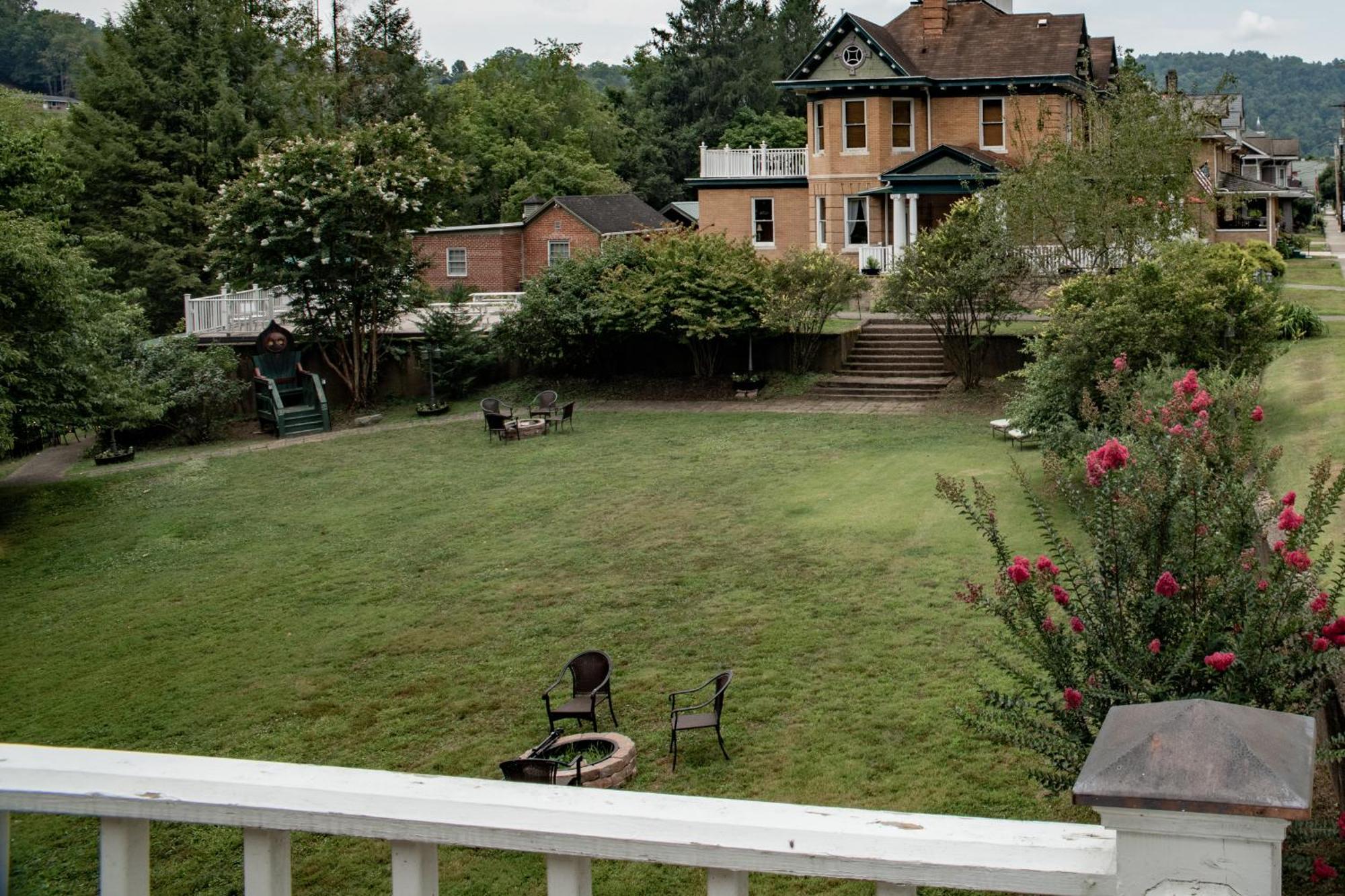 Elk River Hotel & Cafe Sutton Bagian luar foto